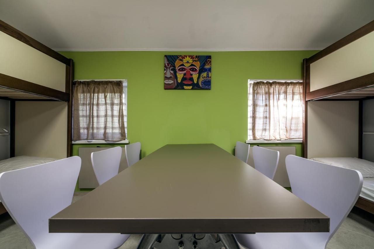 Ostriv Hostel Лвив Екстериор снимка