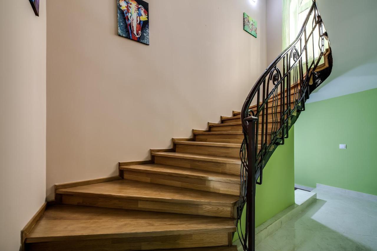 Ostriv Hostel Лвив Екстериор снимка